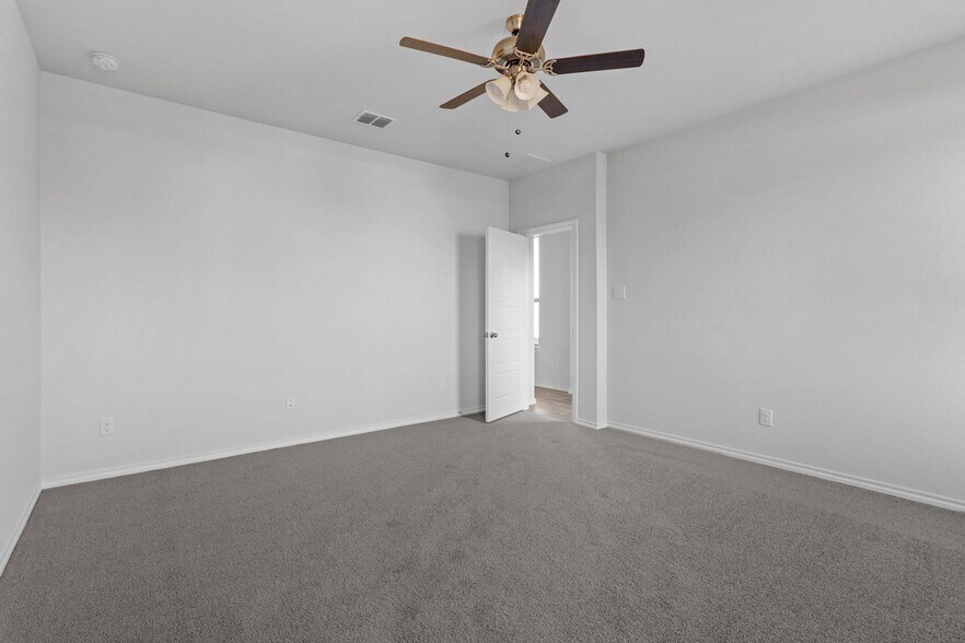 Building Photo - 3308 Dahlia Dr