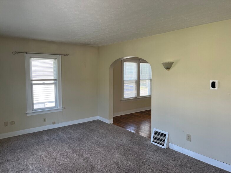 Building Photo - 435 31st St SW