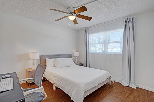 Building Photo - 2350 NE 14th Street Causeway