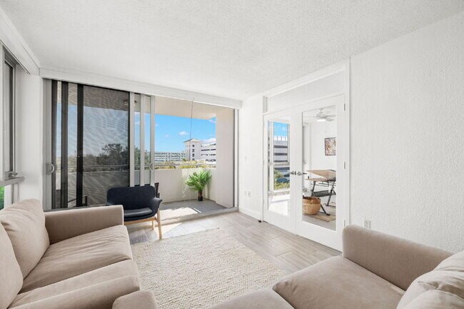 Building Photo - Charming 2-Bedroom, 1-Bathroom Fully Furnished Condo in the Heart of Downtown St. Petersburg!