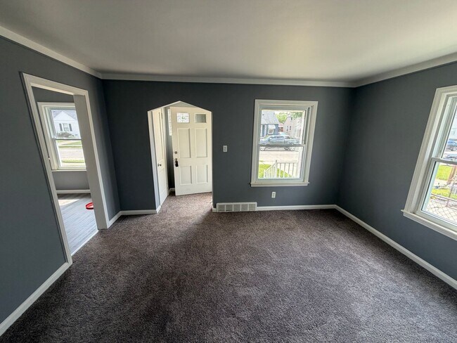 Building Photo - 3bd Bungalow w/basement