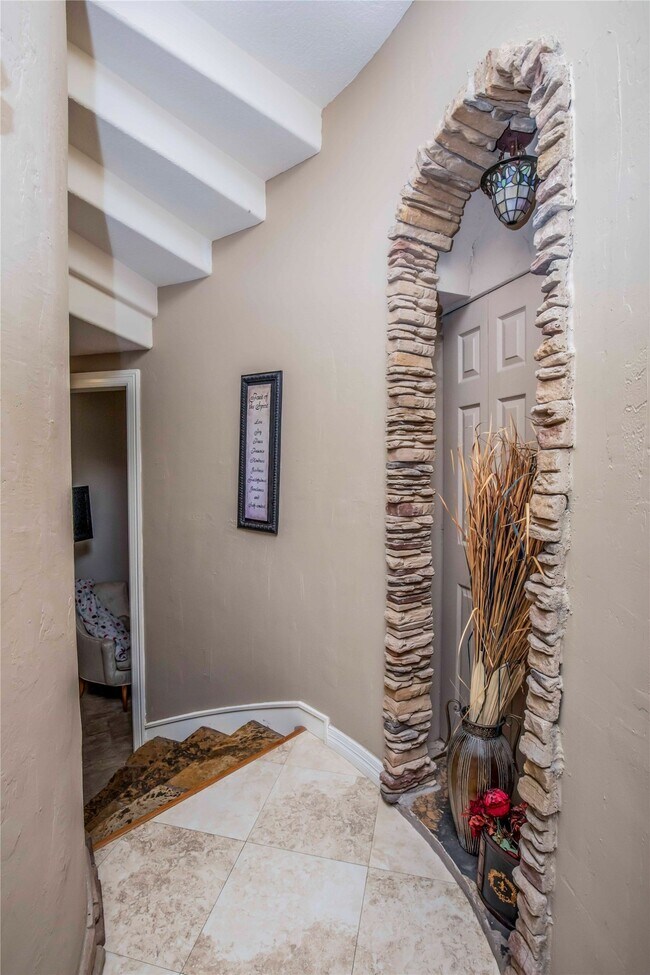 Building Photo - 25219 Hideaway Run Dr