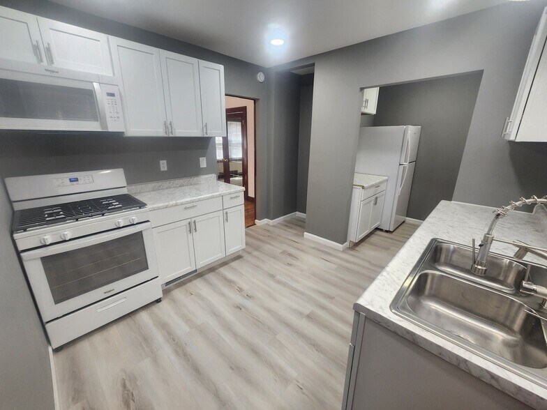 Building Photo - 17145-17147 Santa Rosa Dr