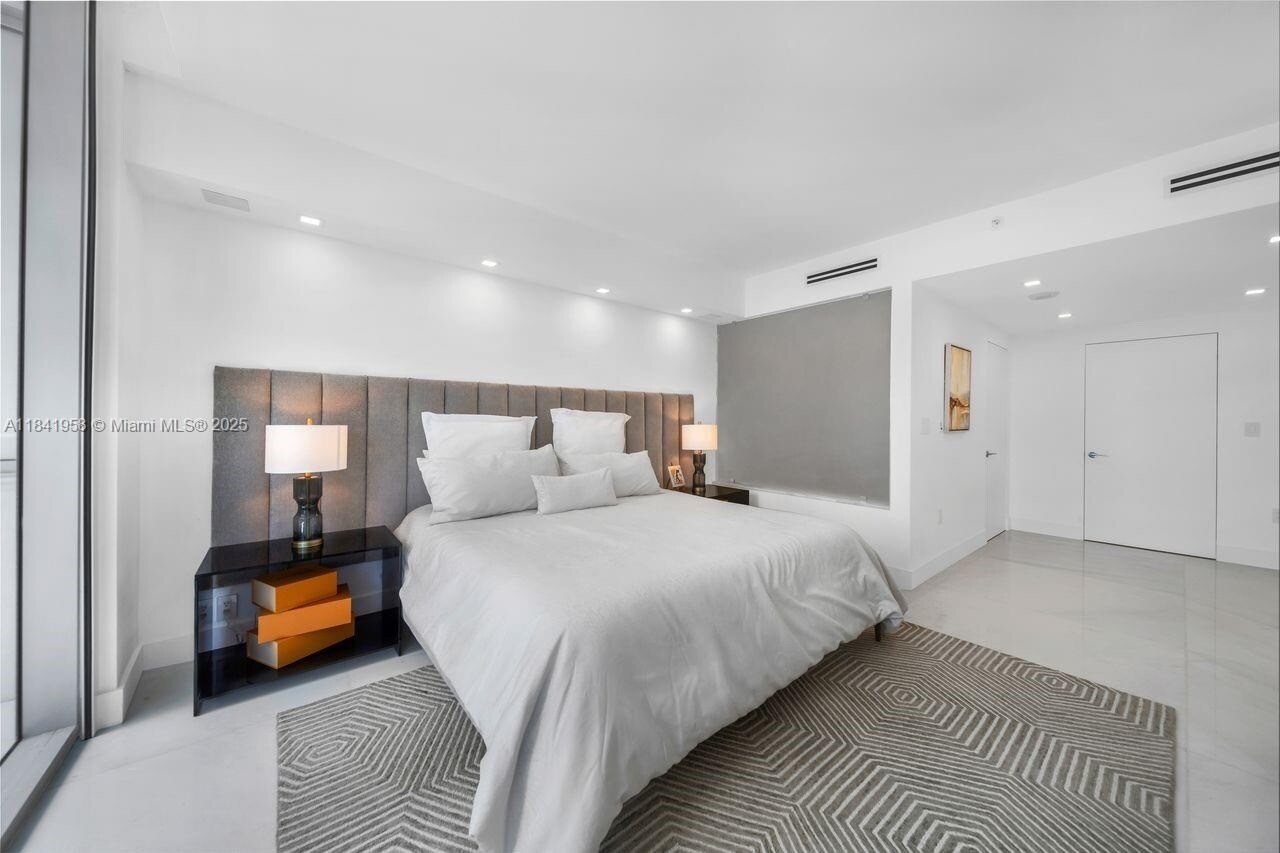 Building Photo - 200 Biscayne Boulevard Way
