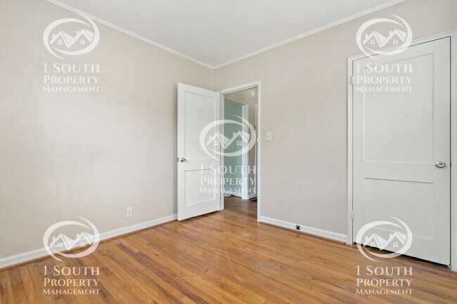 Building Photo - 300 Thornhill Cir