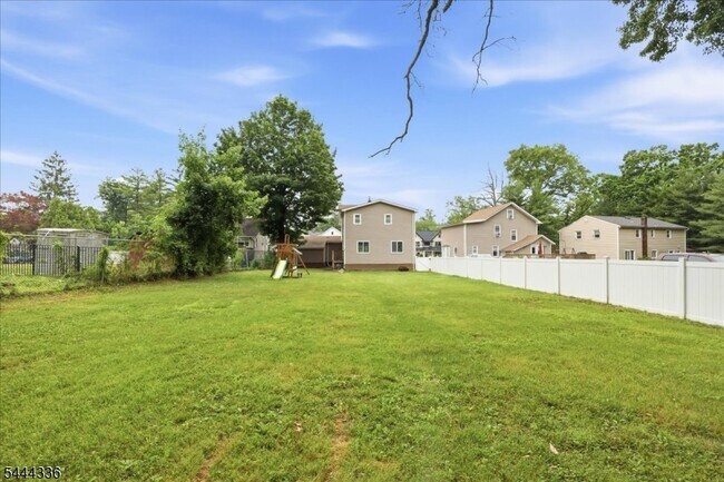 Building Photo - 113 E Cedar St
