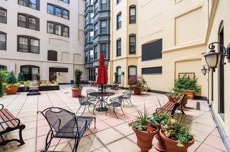 Building Photo - 4 Charlesgate E