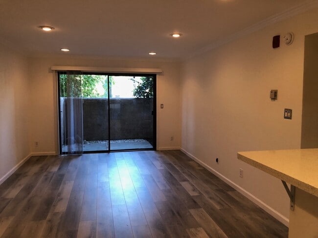 Building Photo - Amazing 1BD/1BA Condo in Prime Woodland Hi...