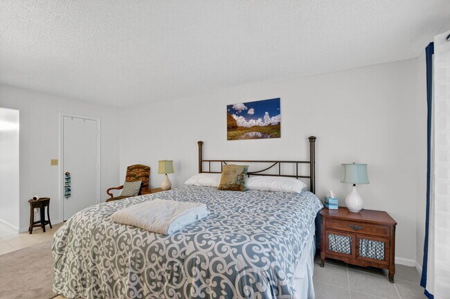 Building Photo - 9810 Pineapple Tree Dr
