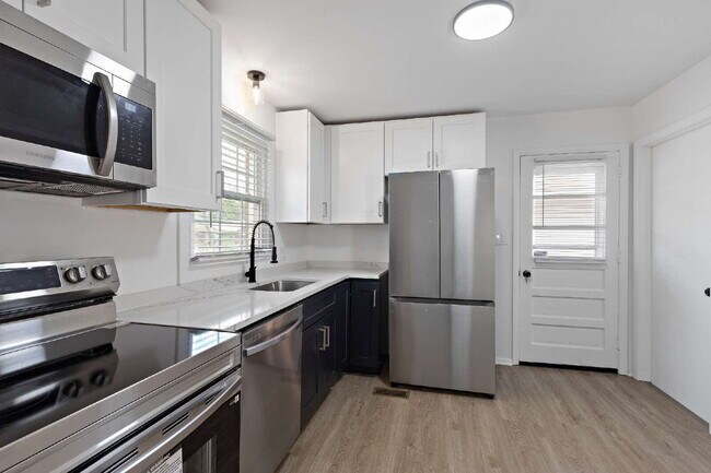 Building Photo - Fully Renovated