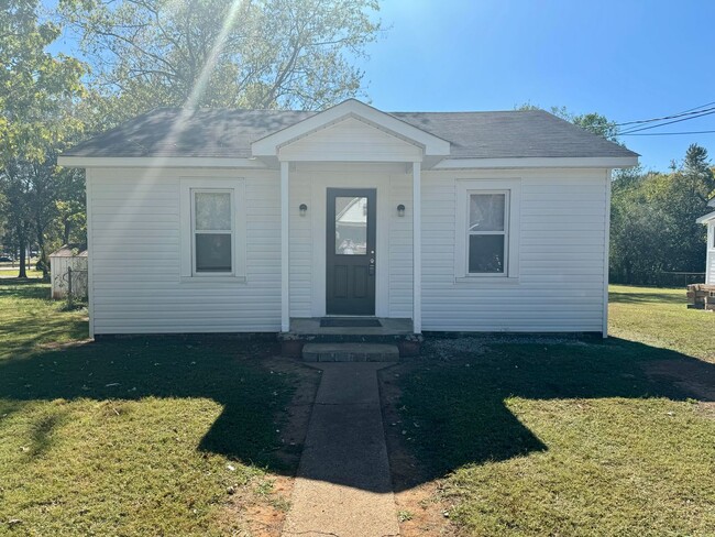 Primary Photo - Cute home near Athens State University!