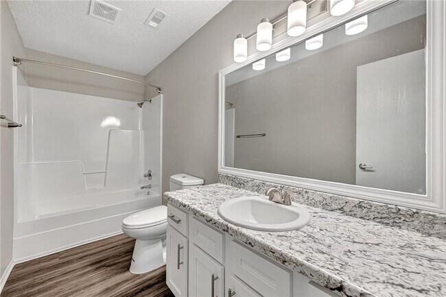 Building Photo - "Homey 3-Bed Townhouse on North Boxley Ave...