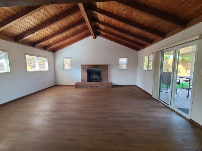 Building Photo - Spacious 4 bed 2 bath + 2 car garage & lar...