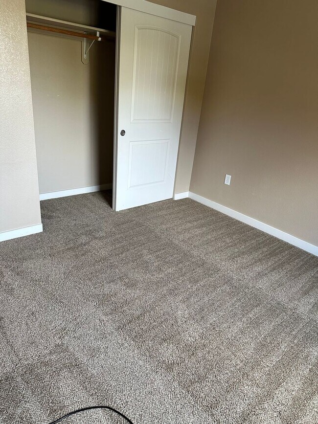 Building Photo - 3 Bedroom 2 Bath Townhome with Gas Fireplace, community pool, lots of storage