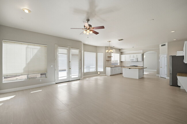 Building Photo - 1425 W Commerce Ave