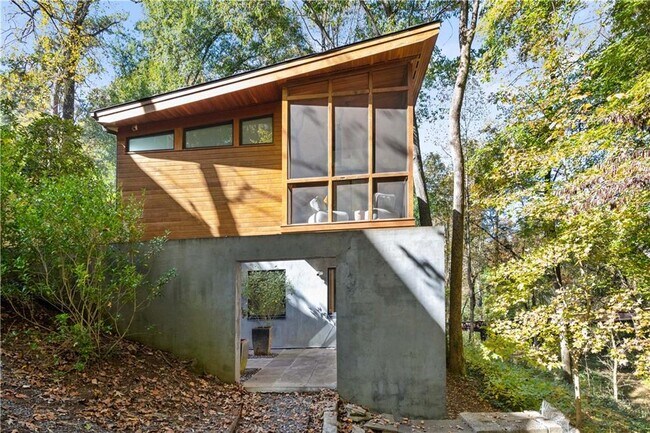 Building Photo - 515 Claire Dr NE