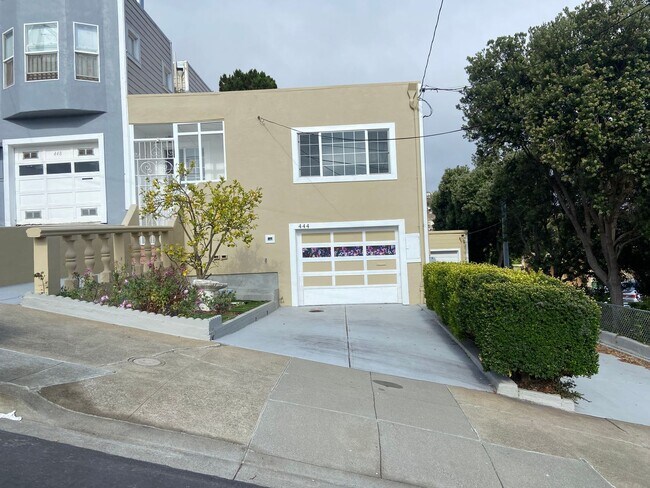 Building Photo - Single-Family Home 3BD/2BA Is Immediately ...