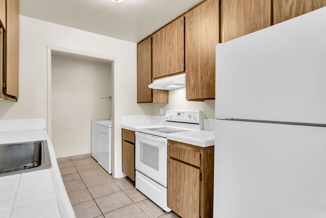 Building Photo - Great three bedroom/two bath single level corner townhome in UTC!