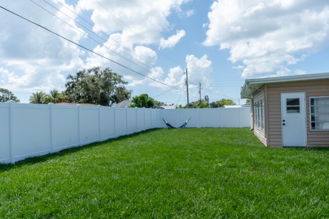 Building Photo - 526 Sheridan Dr