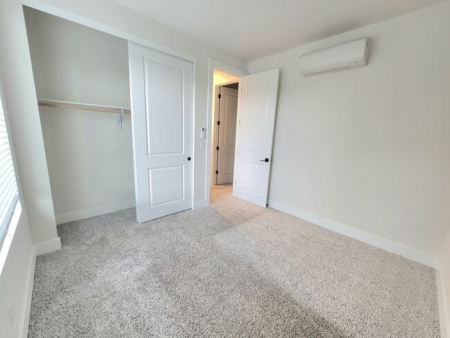 Building Photo - Modern Comfort in the Heart of SE Portland — 3 Bed, 2.5 Bath Home!