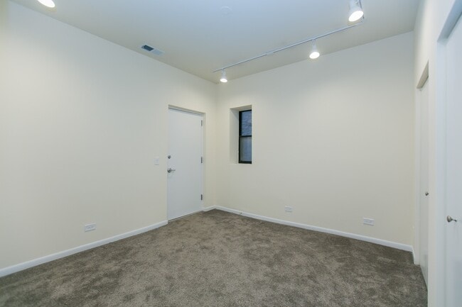 Building Photo - 2324 N Clark St