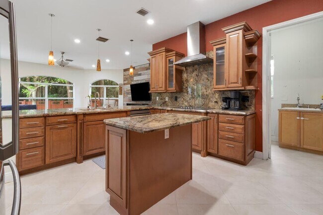 Building Photo - 6301 SW 58th Ct