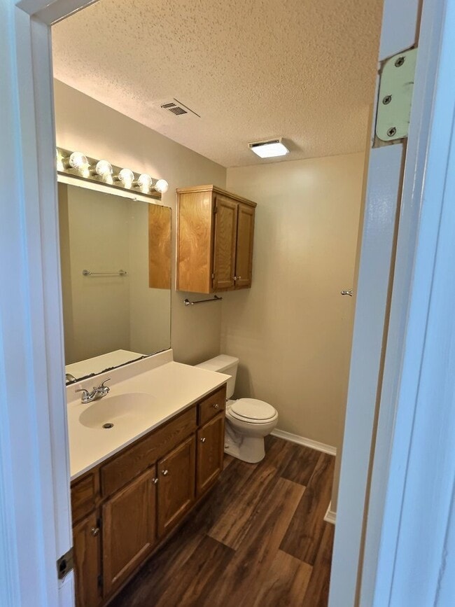 Building Photo - 3-Bedroom, 2-Bath Home Minutes From St. Ma...