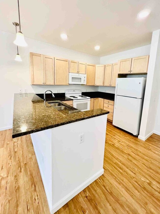 Building Photo - 2 bed, 1 bath townhouse style apartment with washer & dryer provided (45 Griffin Ln #202)