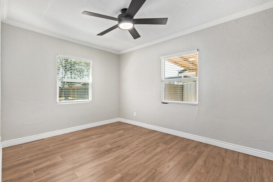 Building Photo - 527 E Whitton Ave