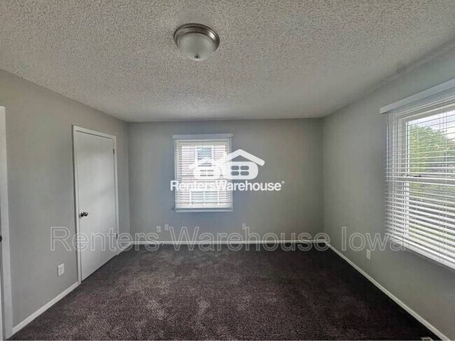 Building Photo - 2112 E Caulder Ave