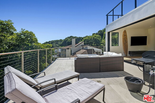 Building Photo - 3843 Rambla Pacifico St