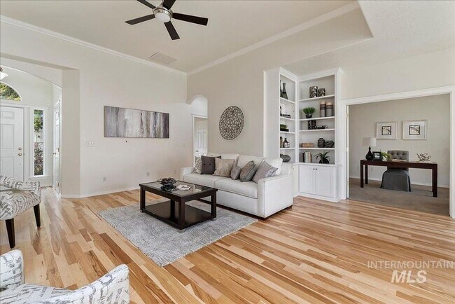 Building Photo - Stunning Home Near Warm Springs!