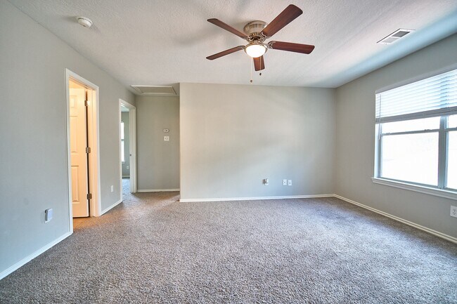 Building Photo - 4204 Seminole Dr