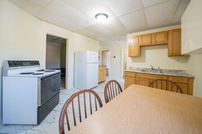 Interior Photo - 83 - 7 Franklin Street