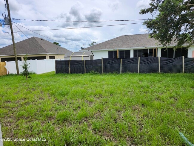 Building Photo - 450 Awin Cir SE