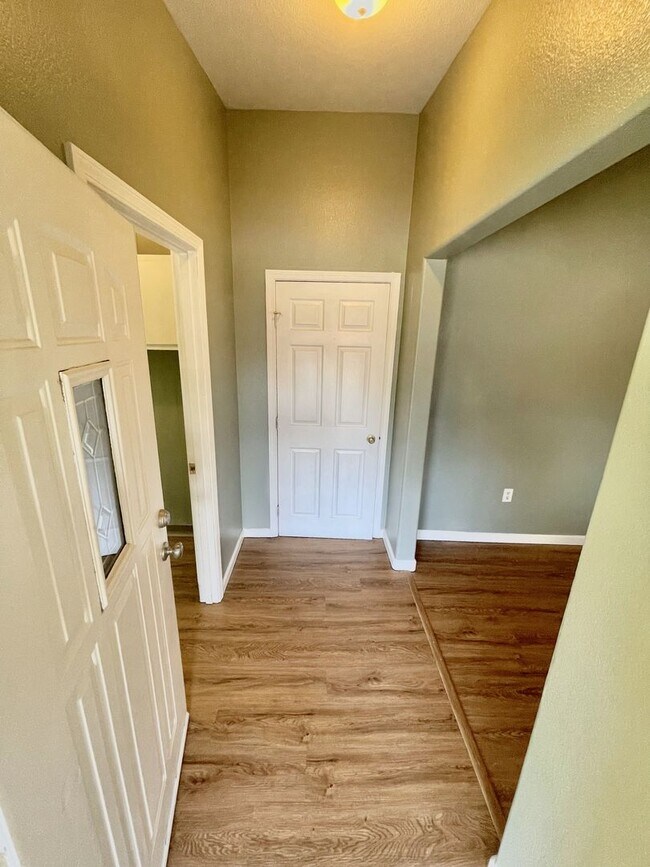 Building Photo - 3 bedroom 2 bathroom house