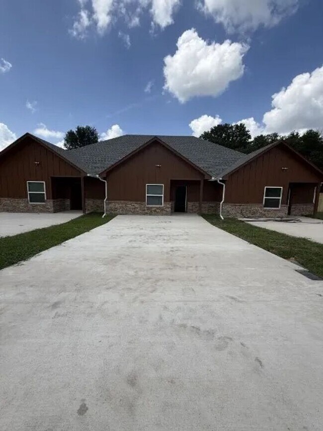 Building Photo - 705 County Rd 326 E