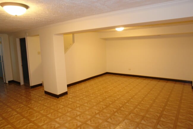 Building Photo - 1221 Meadowbrook Dr