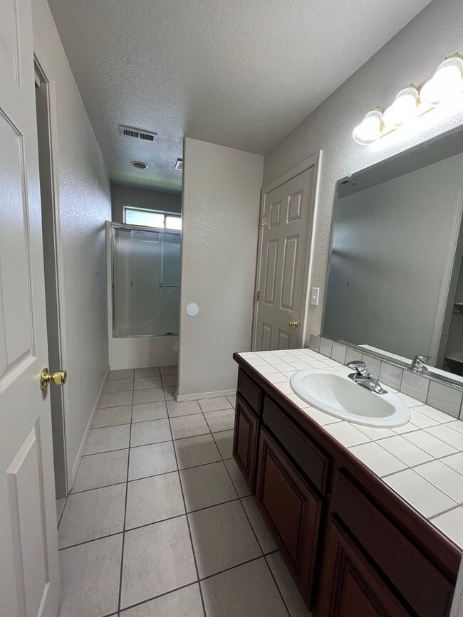 Building Photo - 3 Bedroom, 2 Bathroom Home - Harbor Isles
