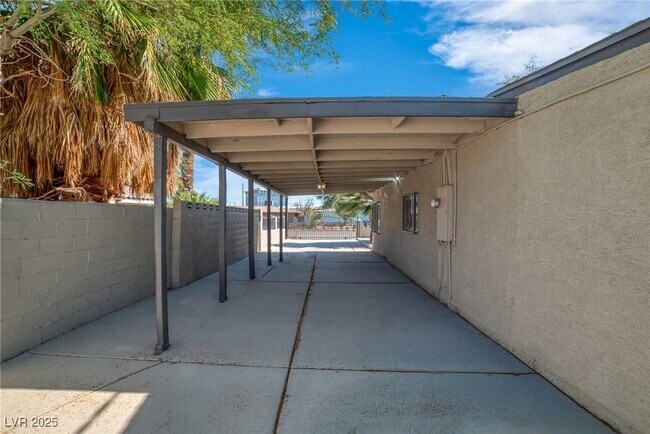 Building Photo - 1608 E McDonald Ave