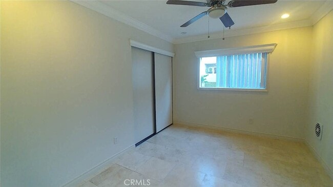 Building Photo - 2020 Beachwood Dr