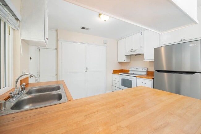 Building Photo - Spacious 4 Bedroom Townhouse in the Heart of Mira Mesa!