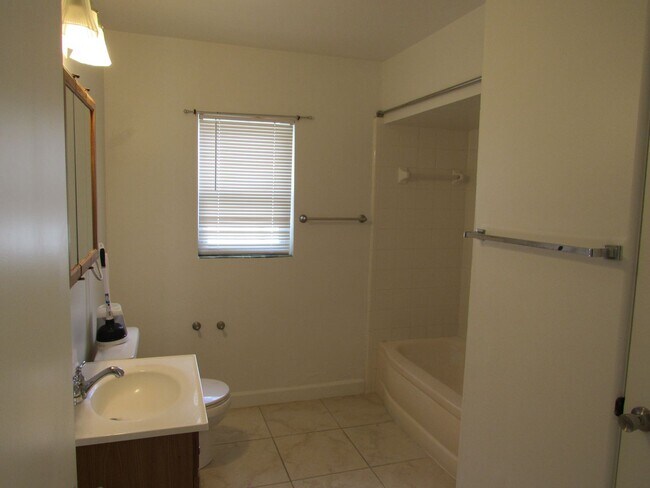 Building Photo - LOVELY 2 BEDROOM SINGLE FAMILY HOME IN CLE...