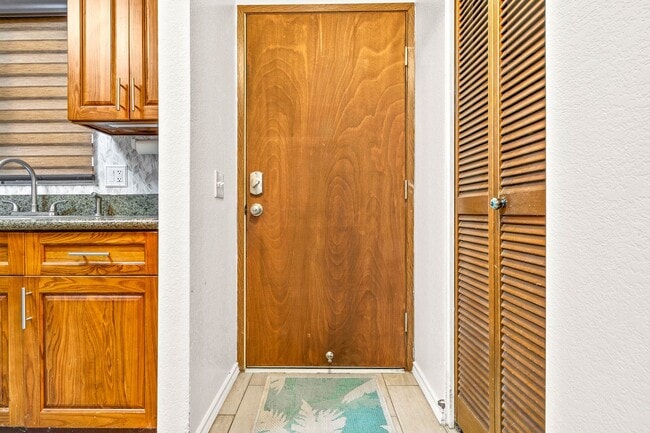 Building Photo - 2nd floor, 2 bedroom/1 bath/2 parking Town...