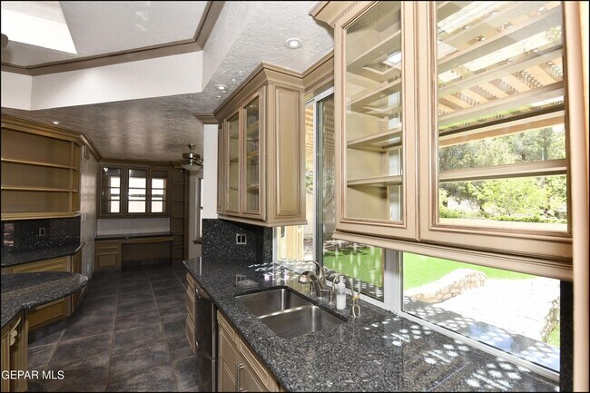 Building Photo - 1004 Los Jardines Cir