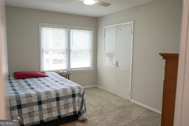 Building Photo - 307 Pinewood Dr