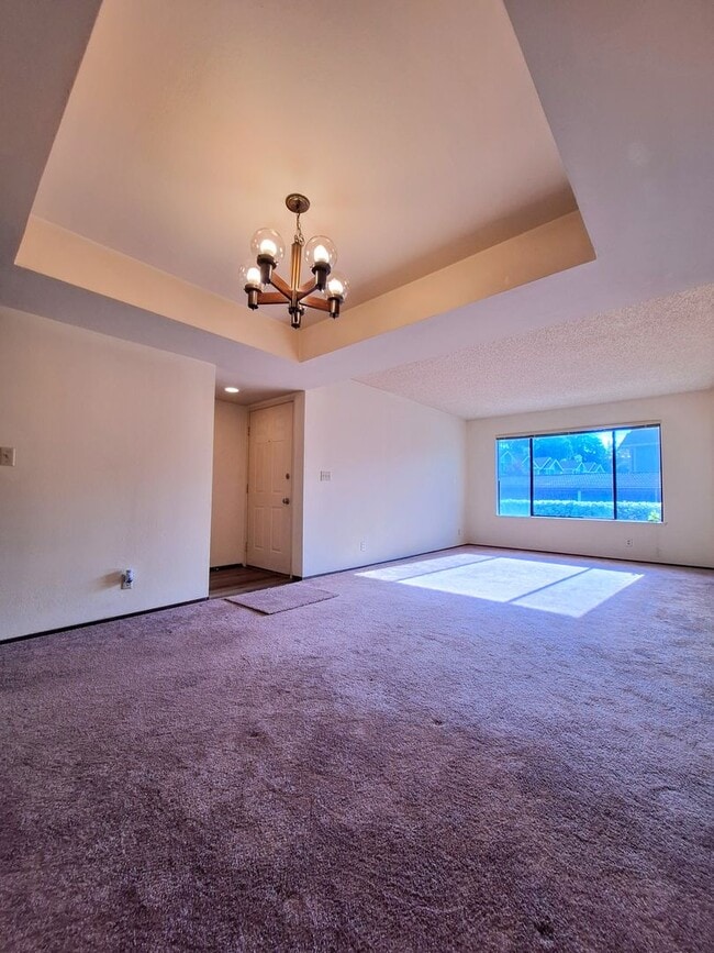 Building Photo - Spacious First Floor 2bd Condo With Laundr...