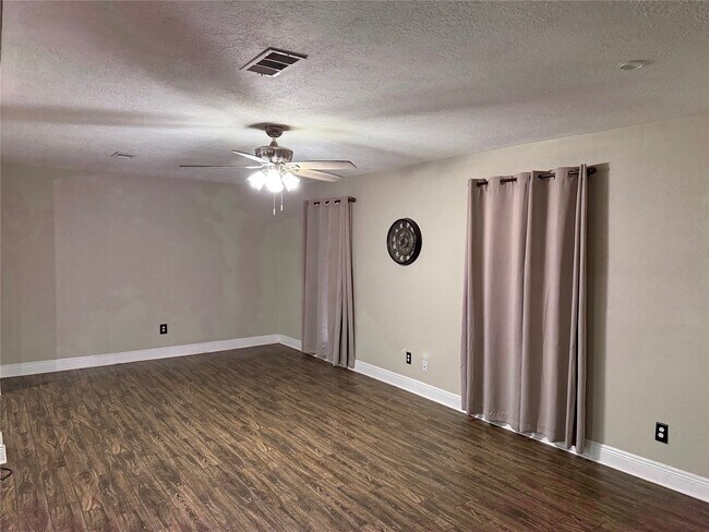 Building Photo - 3305 Tompkins Dr
