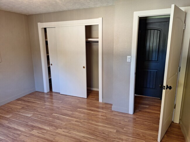 Building Photo - 2437 N Curtis Rd