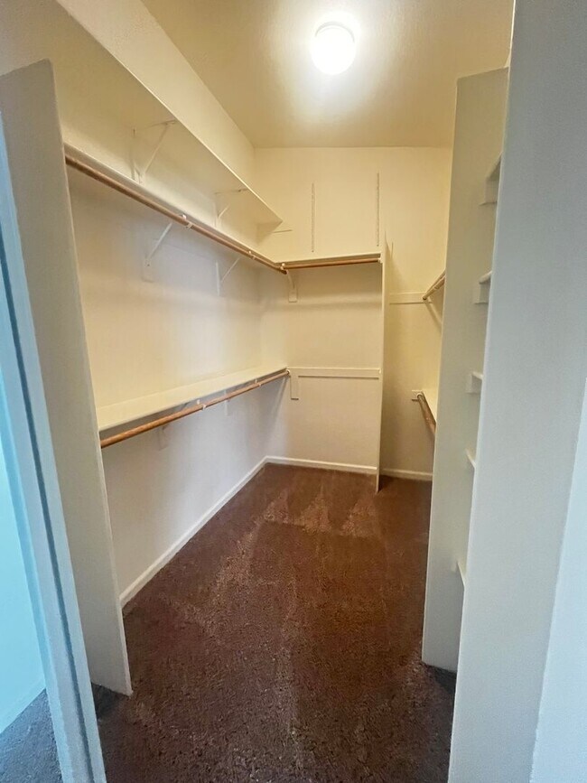 Building Photo - 210 White Oak Dr